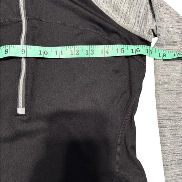 Athleta Black Gray Fitted Zippered Top Sz Small - Picture 4 of 9
